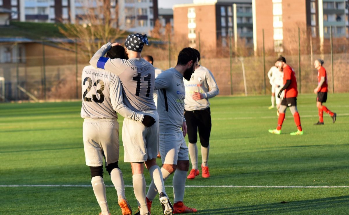 Premiären av MM slutar i vinst!